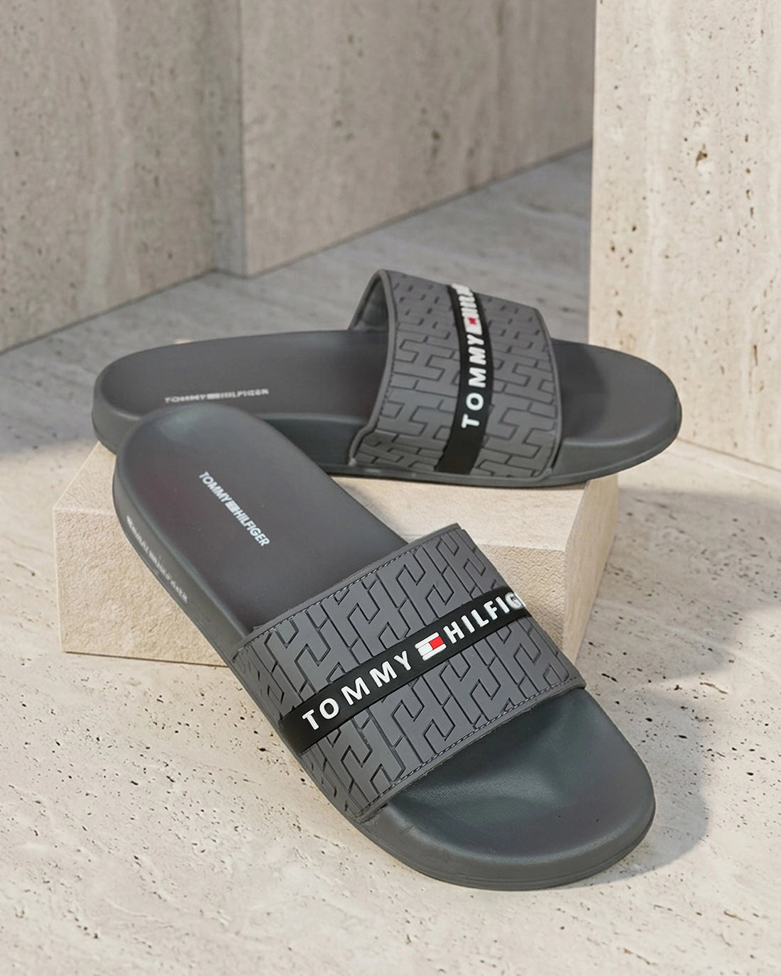Signature Tommy Grey Slides